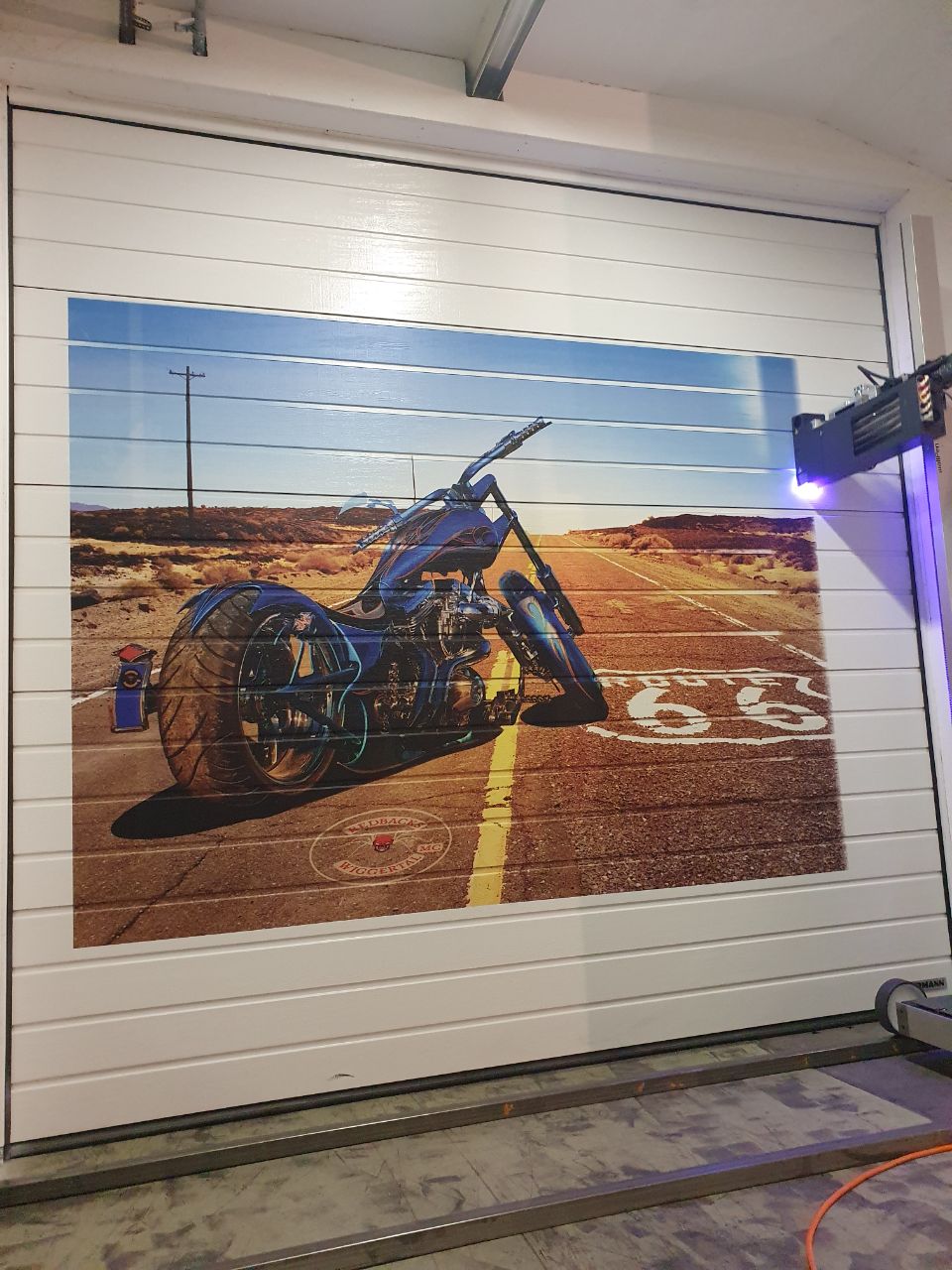 Photorealistischer Motorrad-Wanddruck auf einem Garagentor