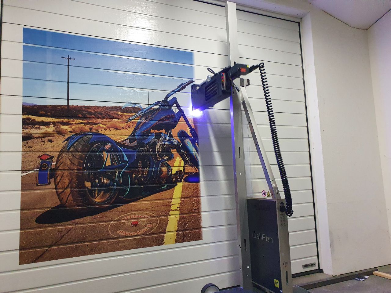 Der WallPen Druckautomat bei der Arbeit an der Motorrad-Wandgestaltung