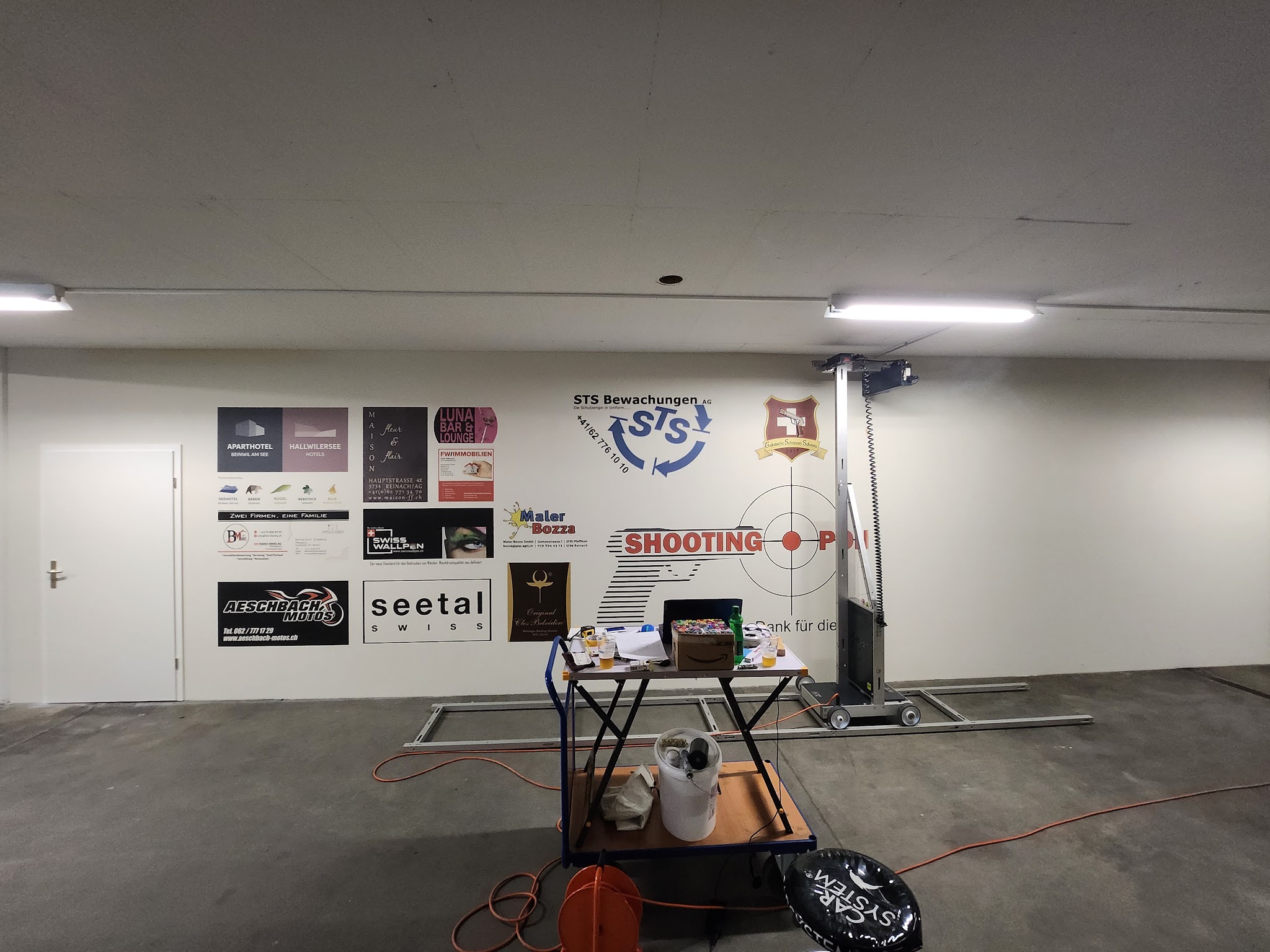 Bedruckte Sponsorenwand im Shooting Point mit mehreren Firmenlogos