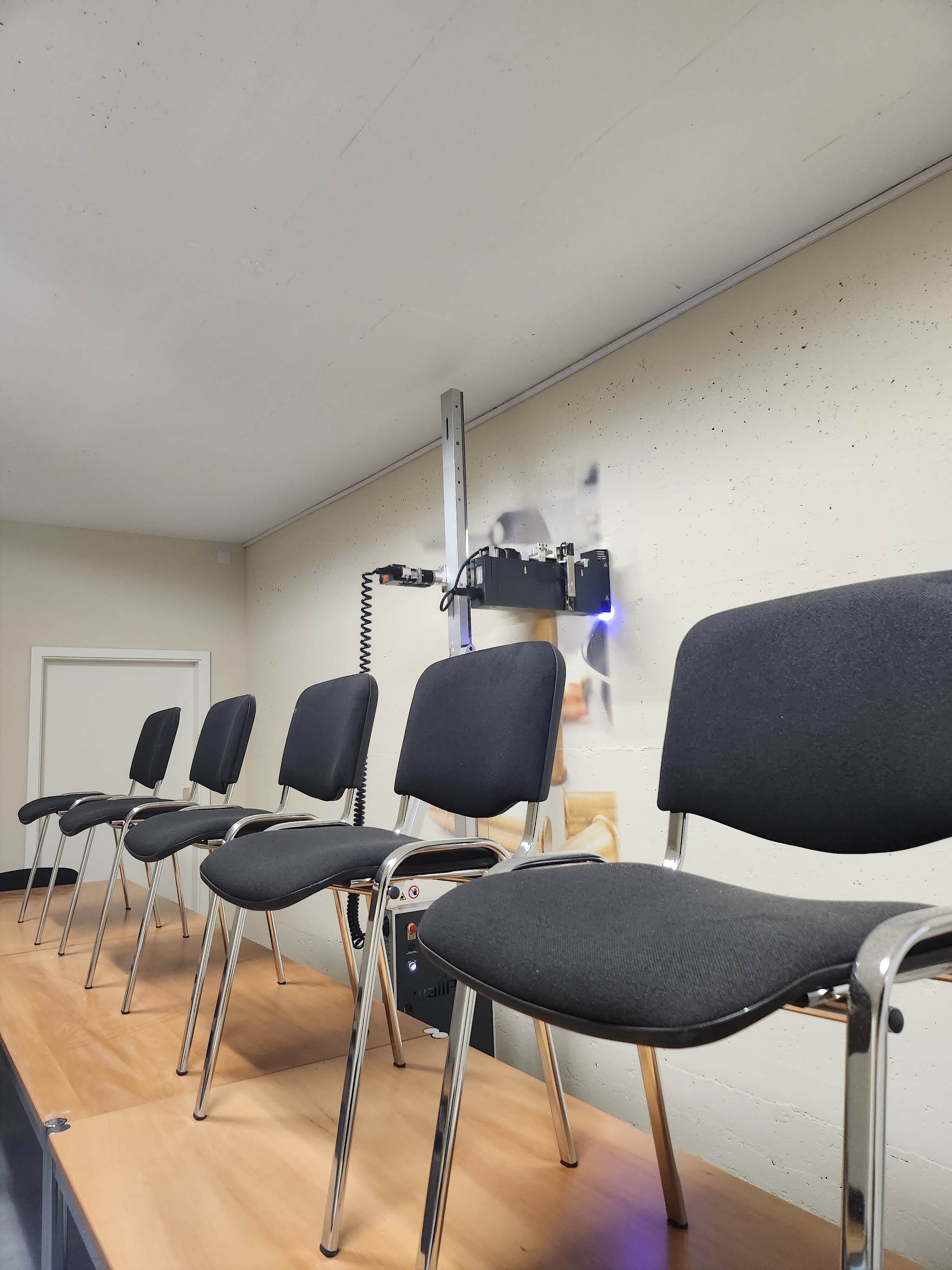 Der wallPen Drucker montiert in einem Besprechungsraum