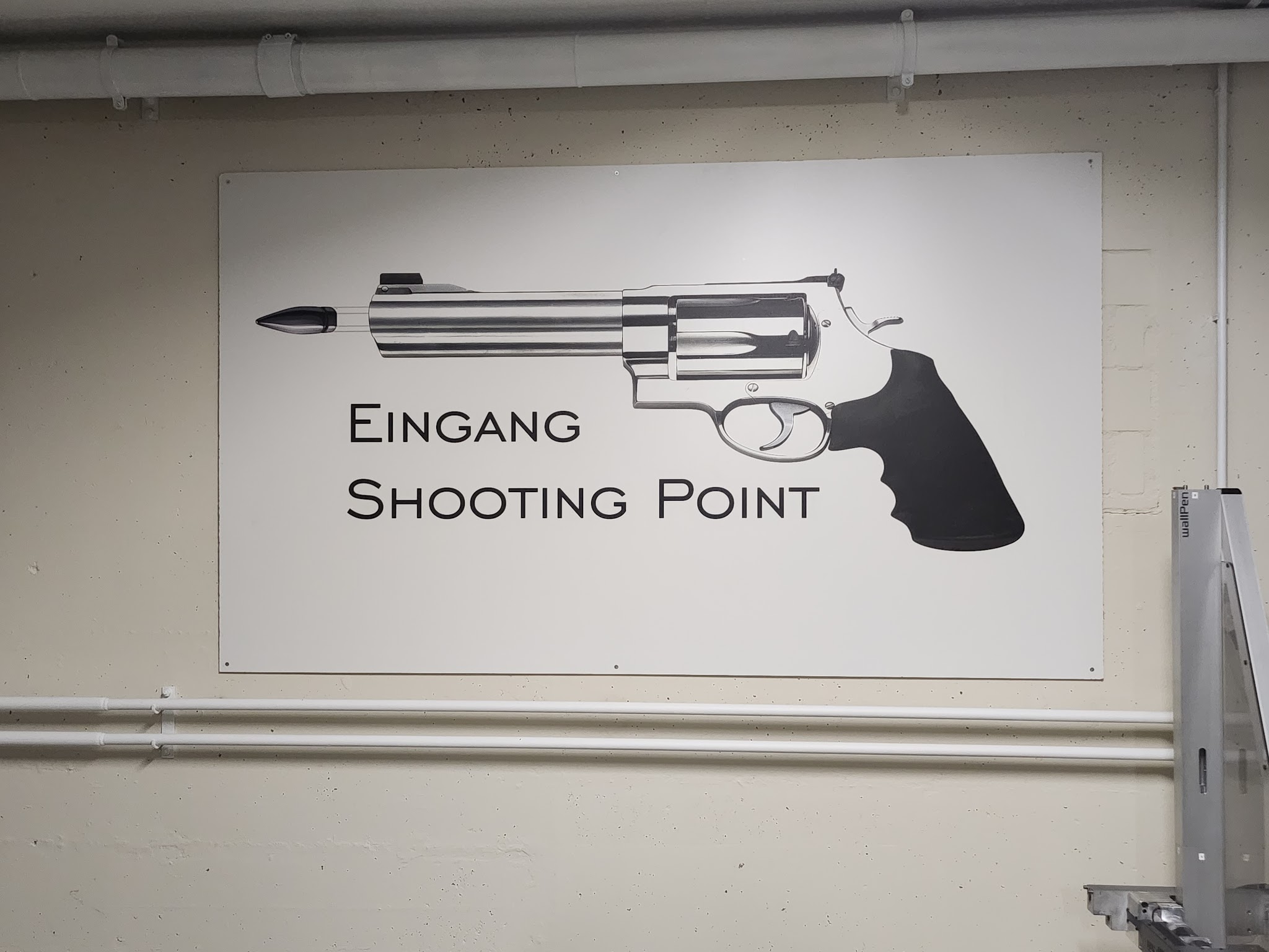 Bedrucktes Eingangsschild Shooting Point mit Revolver-Grafik